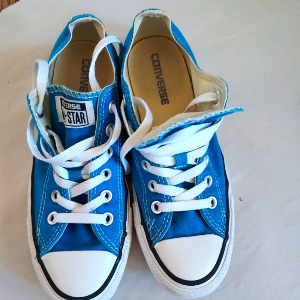 EUC CONVERSE. USED ONCE.